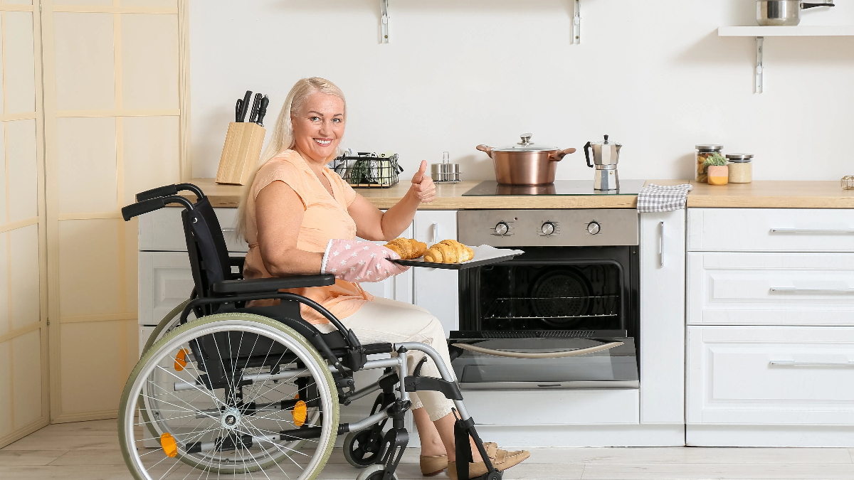 Mujer en silla de ruedas en la cocina