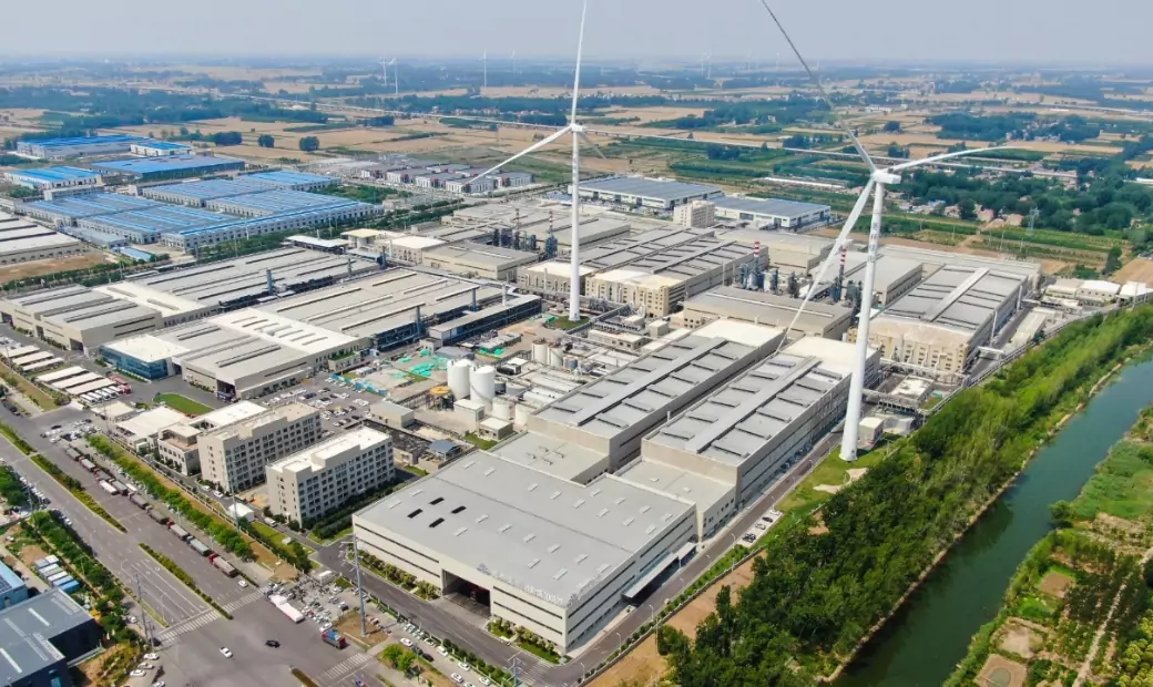 La generación de energía eólica está por encima de la fábrica.